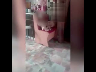 free мать избивала и оскорбляла свою годовалую дочь а подруга мамаши снимала происходящее на видео hd