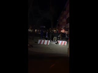 free 22 апреля утром в чите легковушка на огромной скорости вылетела с дороги и протаранила стену жилого дома hd