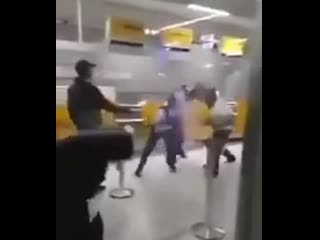 free в брюсселе кучка легавых пристала к паре супругов после чего жену повалили на землю hd