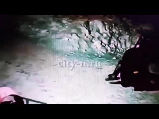free в новокузнецке пьяный 18 летний молодые без причины напал на мимо проходящую женщину hd