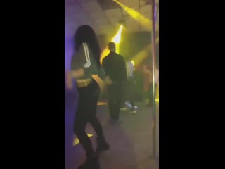 free когда ты шлюха вертишь жопой в ночном клубе но тебя никто не клеит и не снимет школьница показала сиськи в перископе hd