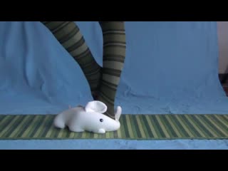 free девочка медленно топчет любимую игрушку своего мальчика у него на глазах hd