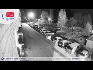 free машина врезалась в припаркованные автомобили видеонаблюдение от телесервис hd