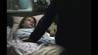 free отец трогает писю спящей дочери и кончает на нее инцест в кино пизда спящей дочки hd