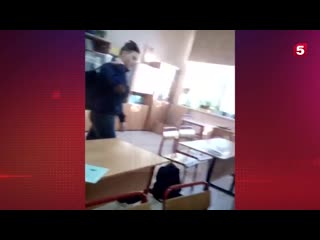 free школьник избил учительницу которая порвала его наушники hd