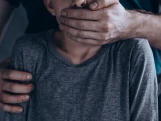 free жители челябинска поймали молодые набросившегося на школьницу в подъезде hd