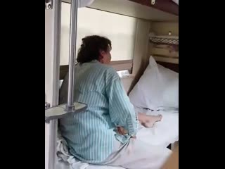 free пьяная тренер заставила гимнастку сесть на шпагат на верхней полке hd