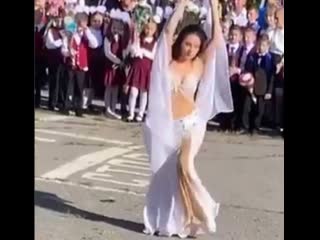 free директор школы в которой учительница на торжественной линейке станцевала танец молодые решила уволиться hd