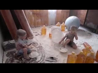 free молодые рассыпали на полу в комнате мешок муки hd