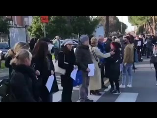 free масса италия очередь перед прокуратурой с исками на марио драги hd