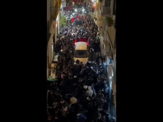 free в неаполе люди едят и пьют вместе в знак протеста против паспорта здоровья hd