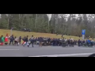 free огромная колонна мигрантов движется в сторону польши их сопровождают люди в форме и с оружием hd