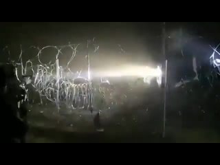 free беларуские силовики ночью разбирали польский забор на границе и слепили лазерами польских пограничников hd