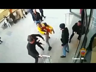 free охранник прицепился к ноге вора из магазина парфюмерии hd