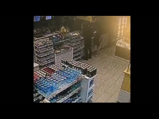 free в магазине на азс девушка взяла с прилаа сигареты и зажигалку но вместо оплаты аргументированно показала кассиру нож hd