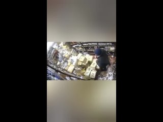 free мужчина разгромил алкомаркет потому что его падчерице платили слишком маленькую зарплату hd