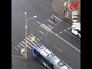 free мужчина оказался на капоте автомобиля перебежав на красный на проспекте ветеранов hd