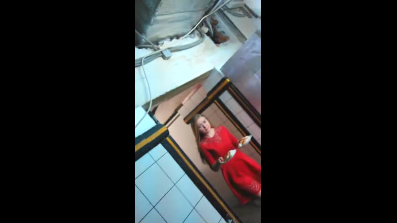 free симпотичная девушка на лестнице в колготках и красном платье hd