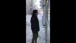 free опускают шлюху на улице заставляют раздеваться и покупать сосет рабыню на публике киоск ларек дилдо унижают бдсм hd