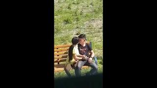 free казашка дрочит и сосет парню на улице скрытая камера снимает публичный секс при людях скамейке лавочке парке азиатка hd