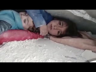 free землетрясение в турции кадры братика и сестры находившихся под завалами уже 17 часов позже они были спасены 7 02 23 hd