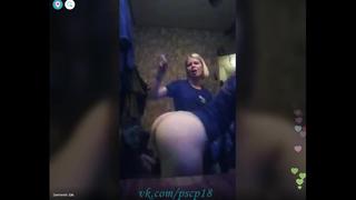 free две сексуальные девушки раздеваются танцуют показывают голые классные сиськи и глотают резиновый член periscope hd