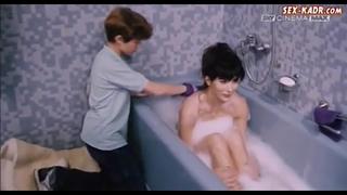 free мальчик и взрослая женщина в душе hd