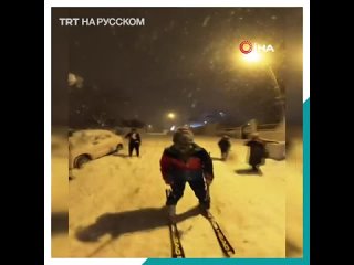 free местныи житель прокатился по заснеженному стамбулу на лыжах hd