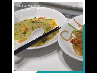 free роботы трудятся в столовои медиацентра зимнеи олимпиады в пекине hd
