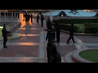 free боевая бабушка в минске пытается вернуть себе флаг беларуси который у неё забрали омоновцы hd