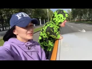 free компания молодых людей взяла машину на прокат и решила грубо нарушить правила пдд забравшись во время езды на крышу hd