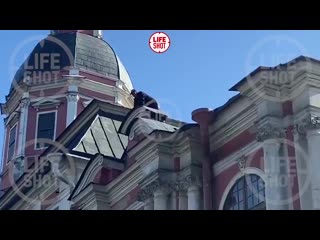 free 0 летний житель санкт петербурга с ножом залез на крышу александро невской лавры и простоял там более 10 ти часов hd
