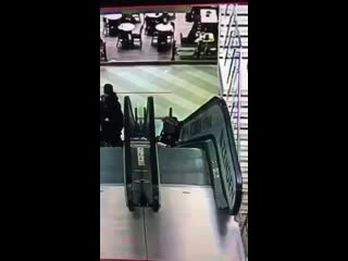 free в столичном торговом центре маленькая девочка с двухлетним братиком в коляске перевернулись на эскалаторе и полетели hd