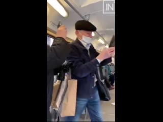 free в екатеринбурге из салона трамвая со скандалом вытащили женщину которая отказалась надеть маску от коронавируса hd