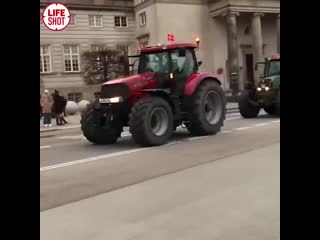 free а вот кадры протестного марша на тракторах в дании фермеры протестуют против массового уничтожения норок hd