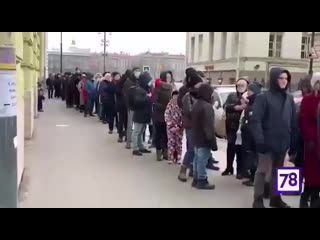 free кунсткамера объявила о бесплатном входе в музей поэтому возле входа столпились люди hd