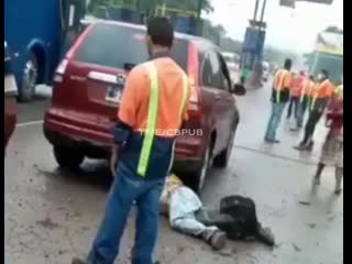 free в гондурасе фура с отказавшими тормозами прикончила байкера водитель фуры так же погиб hd