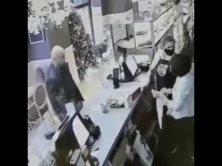 free в санкт петербурге мужик истеричка разлил кофе на прилавок после просьбы надеть маску hd