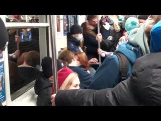 free в екатеринбурге прошёл необычный протест 30 пар одновременно поцеловались в тесном вагоне метро hd
