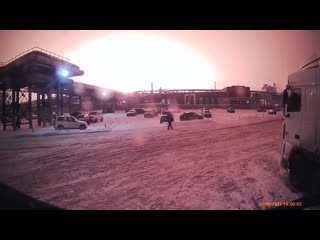 free на заводе уфаоргсинтез произошел хлопок но больше удивляет реакция проходящего мужчины hd