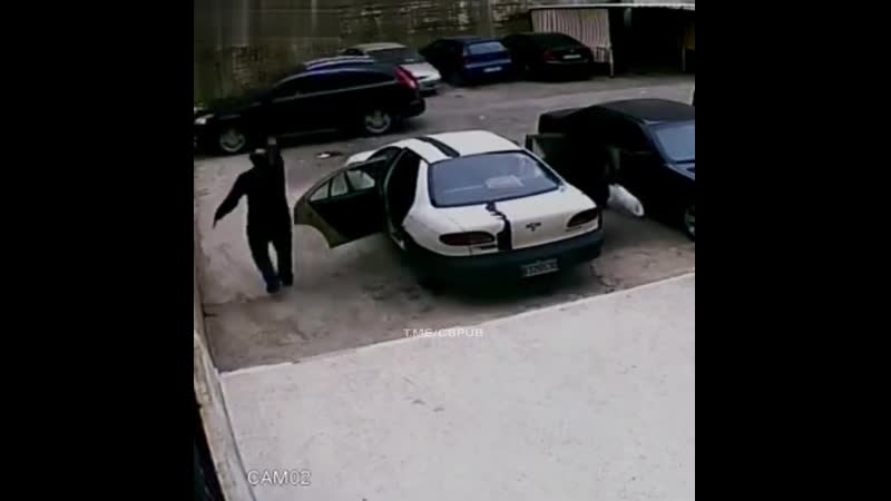 free женщина водитель упала с крыши здания которая использовалась как стоянка для автомобилей hd