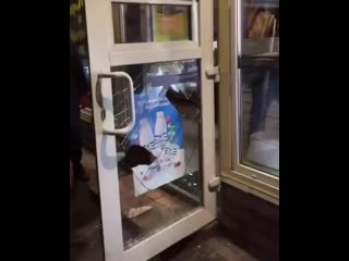free в харькове работяги увидели бабушку лежащую на полу ларька мужики решили что ей стало плохо и начали выламывать дверь hd