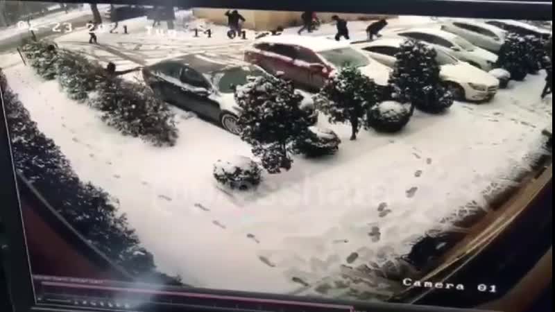free толпа горцев устроила драку со стрельбой средь бела дня в центре кизляра hd