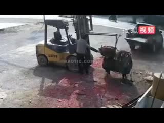 free по вине механика не проверившего крепления на вилочном погрузчике мужчину буквально пришибло его же собственной hd