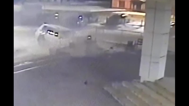free в великом новгороде крузак уходящий от полицейской погони врезался в торговый центр hd