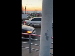 free чувака который подбегает в пробке и начинает тереть грязной губкой фары в надежде получить несколько рублей hd