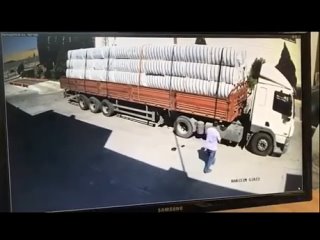 free тюк упал на водителя закреплявшего груз перелом позвоночника hd