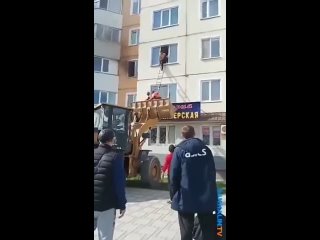 free на сахалине простые дорожные рабочие спасли людей из горящей квартиры до приезда пожарных hd