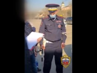 free в москве пьяный водитель так не хотел расставаться с правами что засунул под сиденье машины инспектора 200 тысяч hd