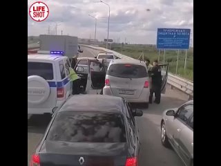 free в тюменской области полицейские повязали пьяницу который передвигался на машине выпивая пивные банки одну за другой hd